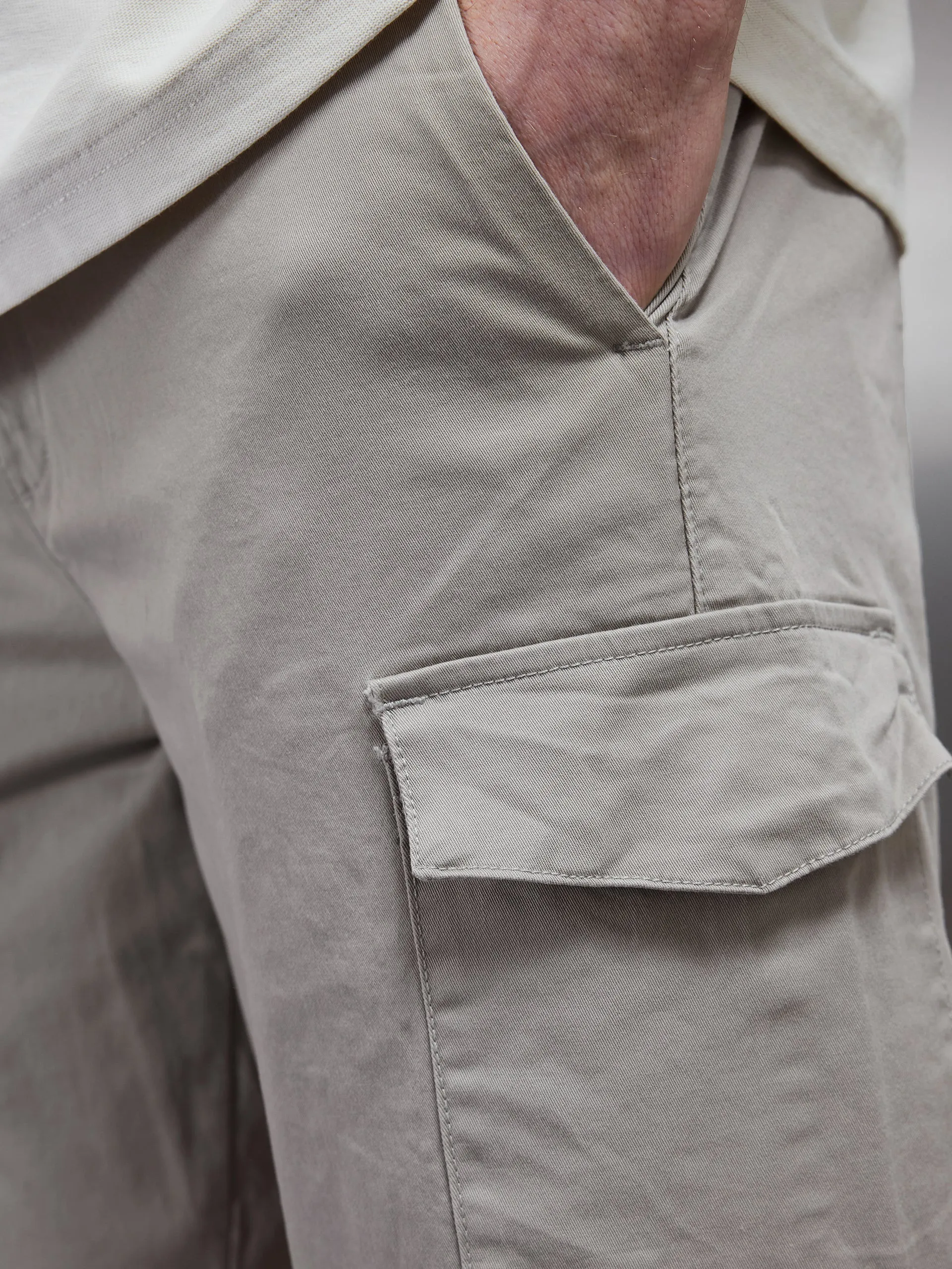 Tailored Cotton Cargo Short in Stone