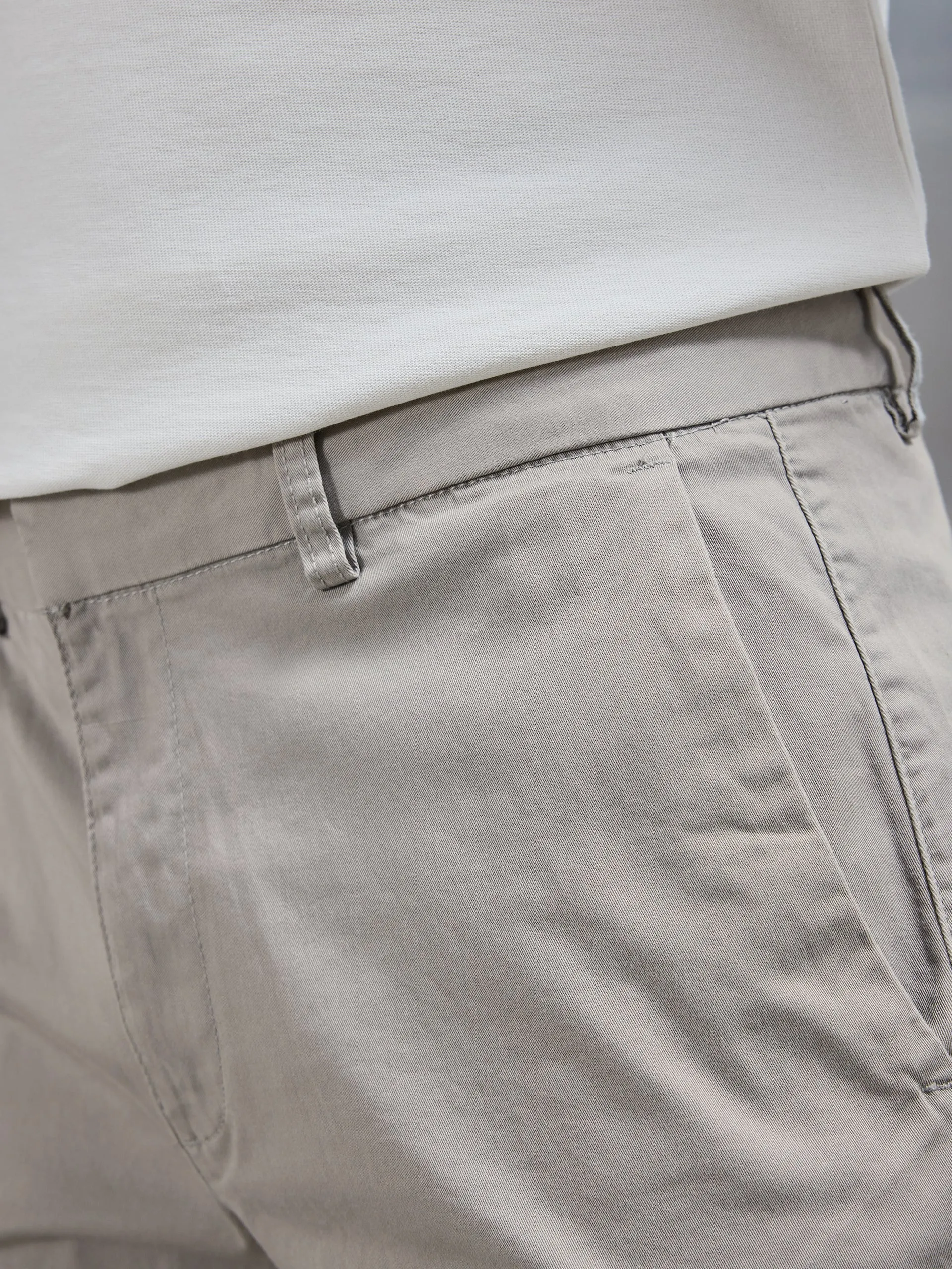 Tailored Cotton Cargo Short in Stone